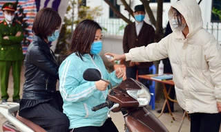 Đo thân nhiệt, khử khuẩn người dân qua chốt kiểm soát Hải Dương Ảnh: Nguyễn Hoàn 