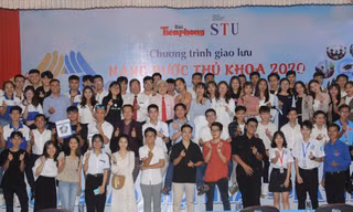 Các tân thủ khoa chụp hình với ban tổ chức 