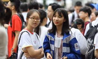 Thí sinh trong ngày đầu làm thủ tục đăng ký dự thi tại điểm thi THPT Quang Trung (Hà Nội)