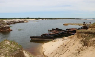 Sau khi bóc đất tầng phủ, moong mỏ sắt Thạch Khê tiềm ẩn nhiều hiểm nguy. Năm 2010, có hai học sinh bị đuối nước tại mỏ sắt này. Ảnh: Minh Thùy 