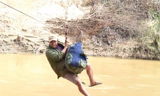 Thanh niên xã đoàn Măng Bút làm cầu tạm cho người dân thôn Đắk Jắk