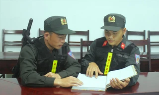 Thượng úy Nguyễn Thành Công (trái) và Trung sỹ Hứa Xuân Hoàng (phải) 