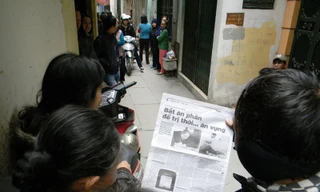 Nhiều người dân chứng kiến cảnh khám xét nơi ở của bà Minh theo dõi diễn biến vụ việc trên Tiền Phong