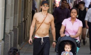 Orlando Bloom để ngực trần đi dạo cùng con