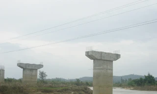 Cầu Ea Jớt vẫn trơ trụ