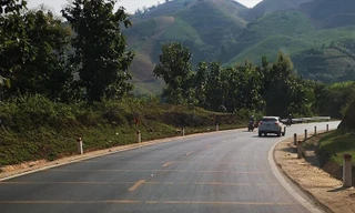 Gờ giảm tốc tại một khúc cua trên QL 6