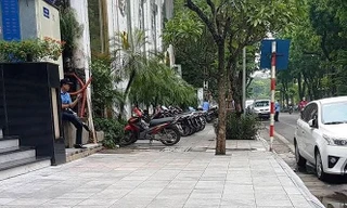 Vỉa hè lạc loài trước trụ sở doanh nghiệp được tận dụng lại, thiếu thống nhất
