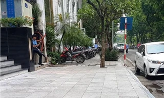 Vỉa hè phá cách, xoá lối đi của người đi bộ trên phố Nguyễn Du vẫn chưa được làm lại