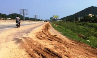 Hiện trường xe tải kéo bùn đất ra QL 1A qua huyện Nghi Lộc - Nghệ An.