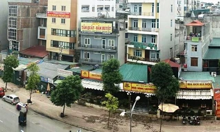 Dư luận lo ngại việc các cơ quan chức năng Hà Nội đang có kế hoạch "hợp thức hóa" dãy kiot trên đường Nguyễn Hoàng thành điểm kinh doanh làm mất mỹ quan đô thị, xung đột giao thông. 