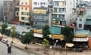 Dư luận lo ngại việc các cơ quan chức năng Hà Nội đang có kế hoạch "hợp thức hóa" dãy kiot trên đường Nguyễn Hoàng thành điểm kinh doanh làm mất mỹ quan đô thị, xung đột giao thông. 