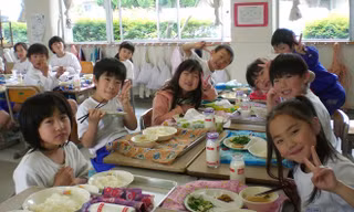 Trẻ em Nhật bản uống sữa tại trường học