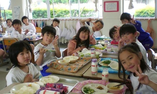 Trẻ em Nhật bản uống sữa tại trường học