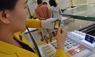 Giá vàng miếng đi xuống, USD tăng