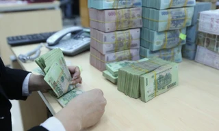 Gắn với đà giảm mạnh của lãi suất VND trên liên ngân hàng, lượng tiền lớn từ tín phiếu Ngân hàng Nhà nước đáo hạn gần đây cũng đã trở lại thị trường - Ảnh: Quang Phúc.