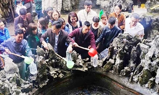 Người dân đổ xô đi lấy nước ‘giếng tiên’ ở Quảng Ninh để cầu may