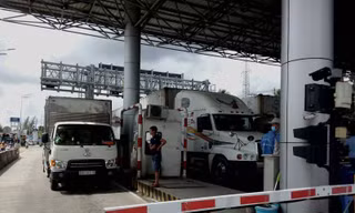 Sáng 6/1, xe tải của một công ty ở gần trạm thu phí, đi qua trạm chỉ để đổ dầu nhưng vẫn bị thu phí. Tài xế không mua vé, nên “bị nhốt” gần 1 tiếng đồng hồ.