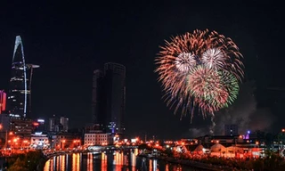 Lễ 30/4: TP HCM bắn pháo hoa, Hạ Long trở lại với carnaval