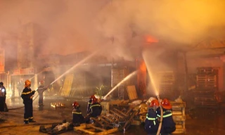 Cảnh sát đã khống chế thành công ngọn lửa, không để cháy lan sang cây xăng gần đó. Ảnh: Hương Hằng