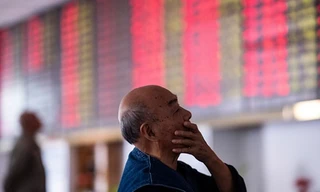 Một nhà đầu tư trên sàn chứng khoán Trung Quốc. Ảnh: Bloomberg