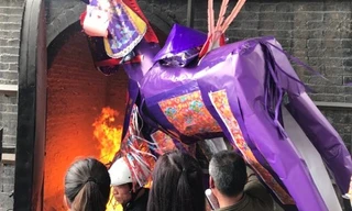 Đốt cả 'đàn ngựa' vàng mã ở đền ông Hoàng Bảy