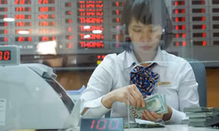 Phiên 13/9 ghi nhận trên thị trường liên ngân hàng tỷ giá chốt phiên ở mức 23.258 VND/USD, giảm tới 18 VND so với phiên 12/9 - Ảnh: Quang Phúc