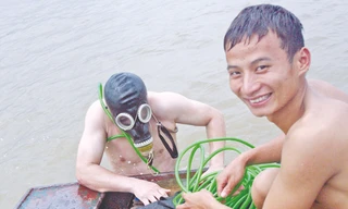 Một ngày dưới đáy sông Hồng