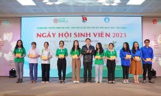 Tặng vé xe về Tết cho sinh viên khó khăn