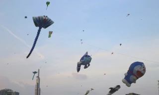 Cánh đồng diều Thủ Thiêm thu hút bạn trẻ Sài Gòn vào mỗi buổi chiều