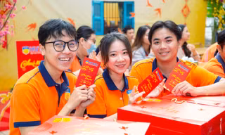 Sinh viên được ‘lì xì đậm’ khi ở lại đón Tết tại TP. HCM