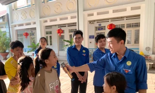 Mang ‘Xuân yêu thương 2024’ đến các em nhỏ và cụ già neo đơn An Giang