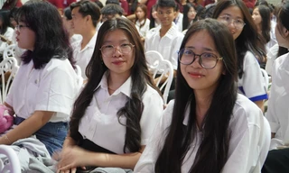 Trao nhiều suất học bổng Vừ A Dính cho các bạn tân sinh viên