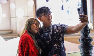 Bạn trẻ xúng xính đi 'săn ảnh' trước thềm Giáng sinh