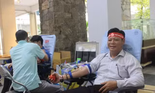 Giảng viên truyền cảm hứng hiến máu trong ngày hội 'Chủ nhật Đỏ' tại trường ĐH Kiến trúc TP. HCM