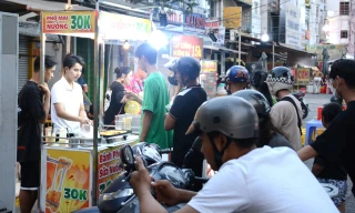 Bạn trẻ Sài Gòn ‘phát sốt’ với trào lưu ăn vặt ‘phô mai sữa nướng’ 