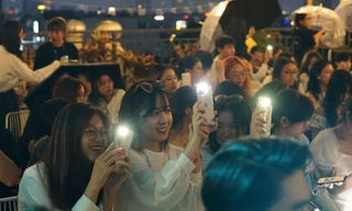 Bạn trẻ gấp sao, hưởng ứng đêm nhạc 'chữa lành' gây quỹ thiện nguyện