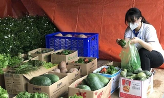 “Gian hàng 0 đồng”: San sẻ yêu thương đến sinh viên