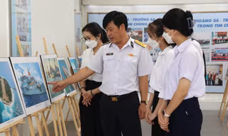 Khai mạc triển lãm ảnh hướng về biển đảo quê hương