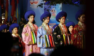 Bạn trẻ Sài Gòn thích thú với màn đồng diễn Việt phục 'Một vòng Việt Nam'