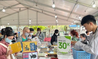 Bạn trẻ Sài Gòn ‘săn sách’ tại Hội sách xuyên Việt