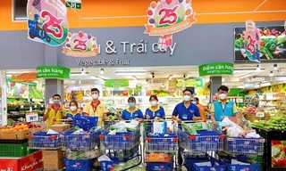 “Đội áo xanh” đi chợ giúp người dân mùa dịch