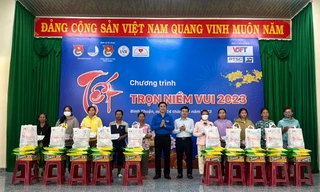 Trung tâm CTXH Thanh thiếu niên cùng các đơn vị chăm lo Tết cho đồng bào khó khăn 
