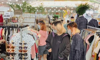 Nhiều shop tung ưu đãi, bạn trẻ Sài Gòn hào hứng mua sắm dịp cuối năm 