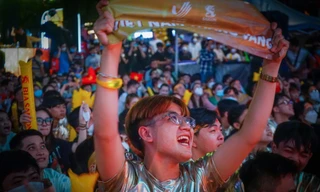 Bạn trẻ Sài Gòn vỡ òa cảm xúc khi Việt Nam vượt qua Malaysia