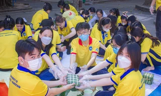 Gói bánh chưng tặng sinh viên, bảo vệ, lao công có hoàn cảnh khó khăn