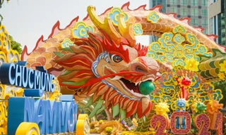 Hai linh vật rồng ở Đường hoa Nguyễn Huệ (TP. HCM) sẽ được trưng bày tới hết tháng Giêng