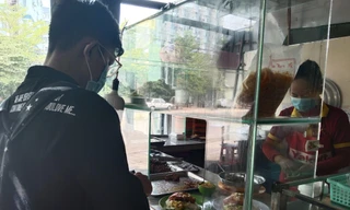 Thực phẩm tăng giá, sinh viên lo lắng tìm cách thích nghi