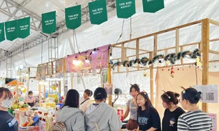 Bạn trẻ ‘săn sale’ mùa cuối năm