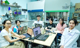 Hai tiến sĩ trẻ ĐHQG TP. HCM nhận danh hiệu 'Công dân trẻ tiêu biểu TP. HCM' năm 2024