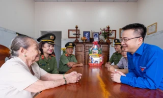 Trung ương Đoàn và Bộ Công an thăm, tặng quà Mẹ Việt Nam anh hùng tại Tây Ninh